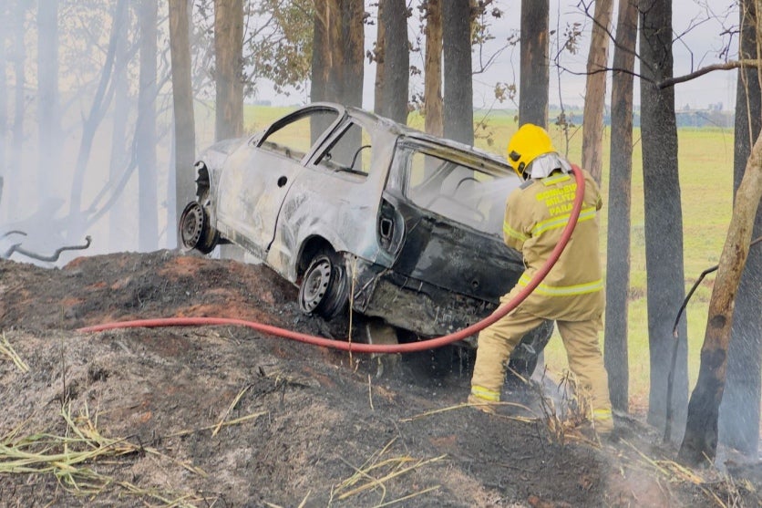 Incêndio consome Celta após saída de pista na PR-468, entre Umuarama e Mariluz