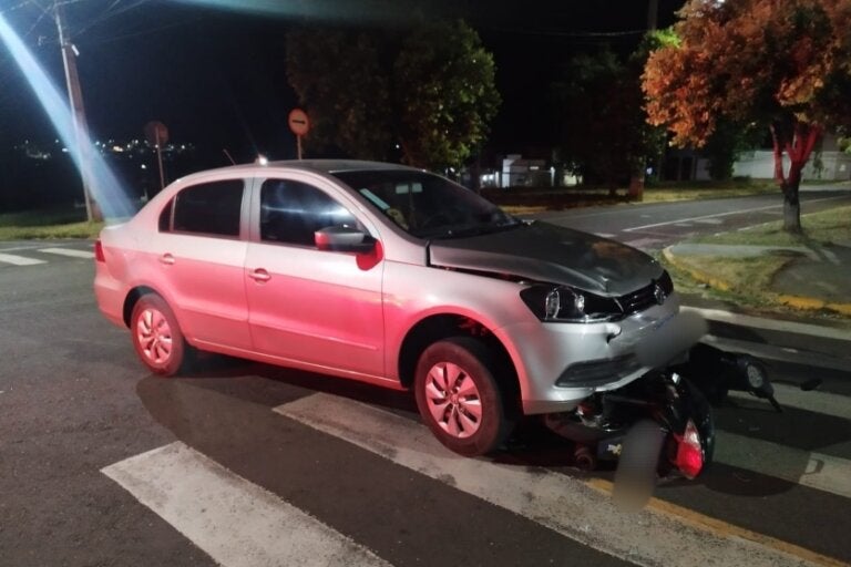 Colisão em cruzamento no Jardim Cima deixa duas pessoas feridas; condutor não tinha CNH