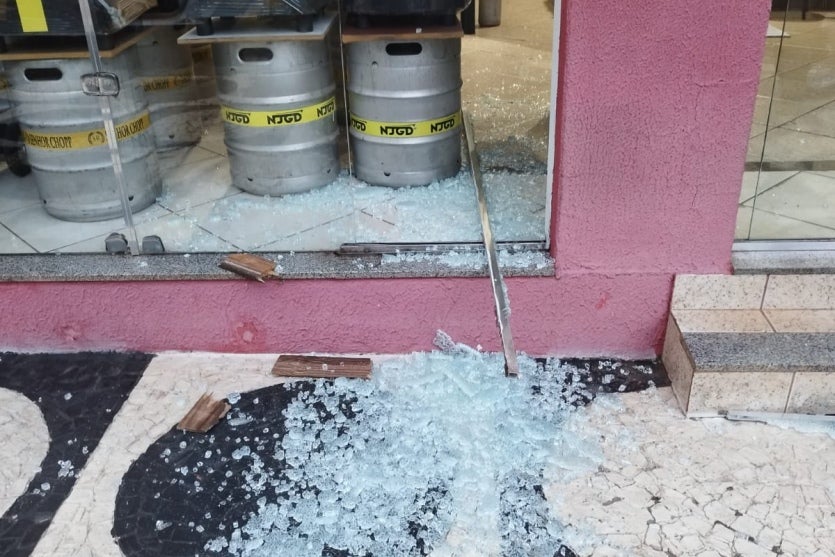 Ladrão estoura vidro e furta notebook em comércio no Centro de Umuarama