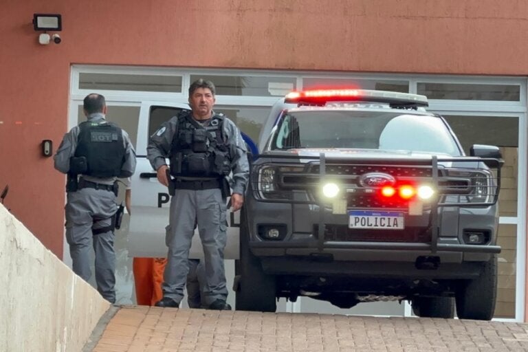 Policial penal acusado de feminicídio chega para primeiro dia de julgamento em Umuarama