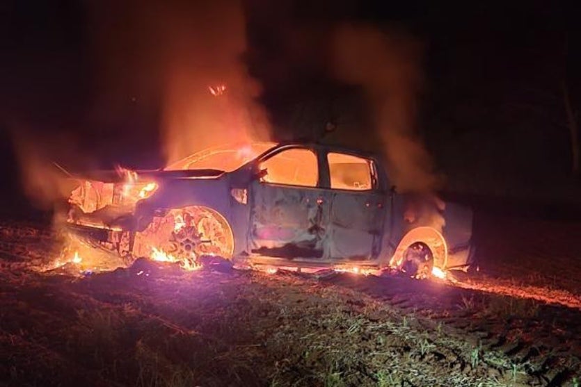 Caminhonete pega fogo após condutor estacionar na PR-681 em Alto Piquiri