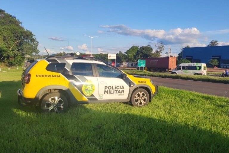 Motociclista colide em caminhão no trevo do Parque de Exposições de Umuarama e fica ferido