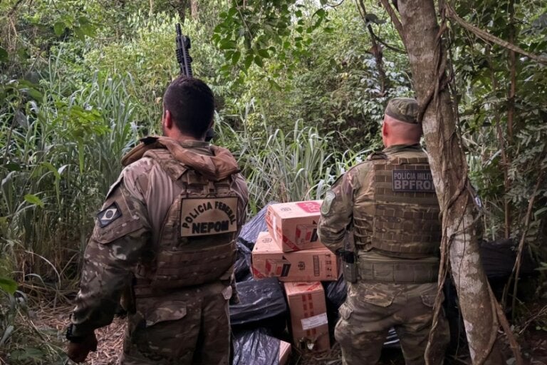 Dupla foge por matagal e abandona R$ 62,5 mil em cigarros paraguaios em Guaíra