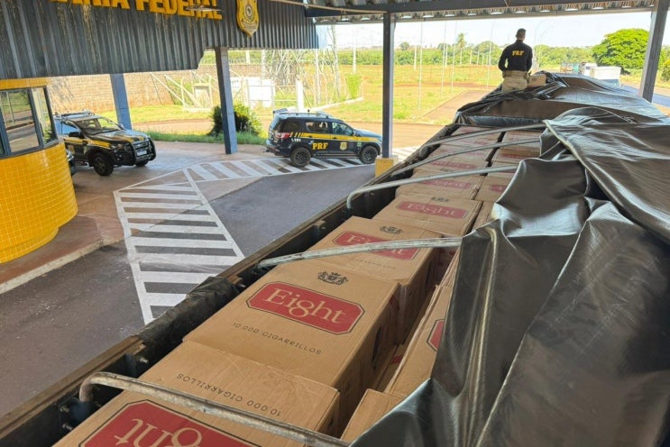 PRF apreende 600 mil maços de cigarros em bitrem na BR-487, em Umuarama
