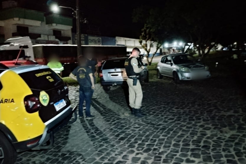 Colisão transversal de automóveis na PR-323 deixa condutora ferida