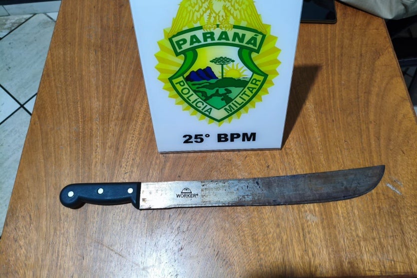 Homem tenta atear fogo em casa com mulher e adolescente, em Ivaté