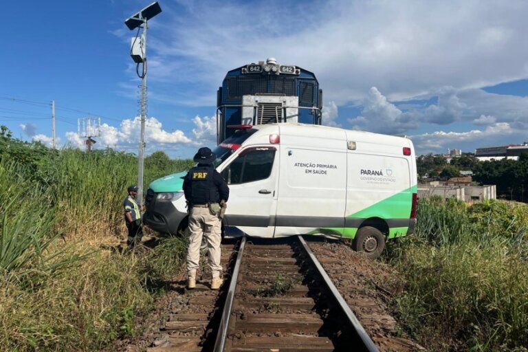 Trem arrasta ambulância por vários metros em cruzamento na BR-369