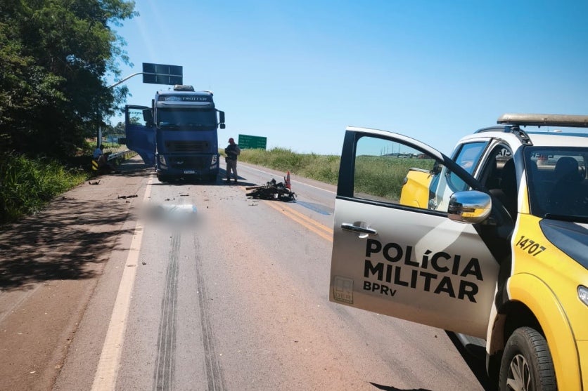 Motociclista morre em colisão frontal com caminhão na PR-317