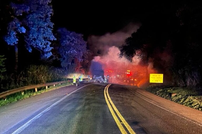 Motorista morre carbonizado em grave acidente na BR-277 no Paraná