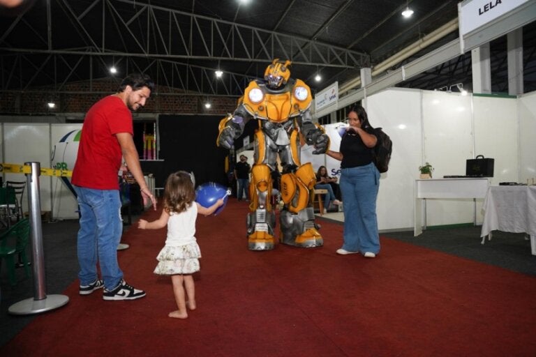 Bumblebee gigante vira sensação entre crianças e adultos na Expo Umuarama