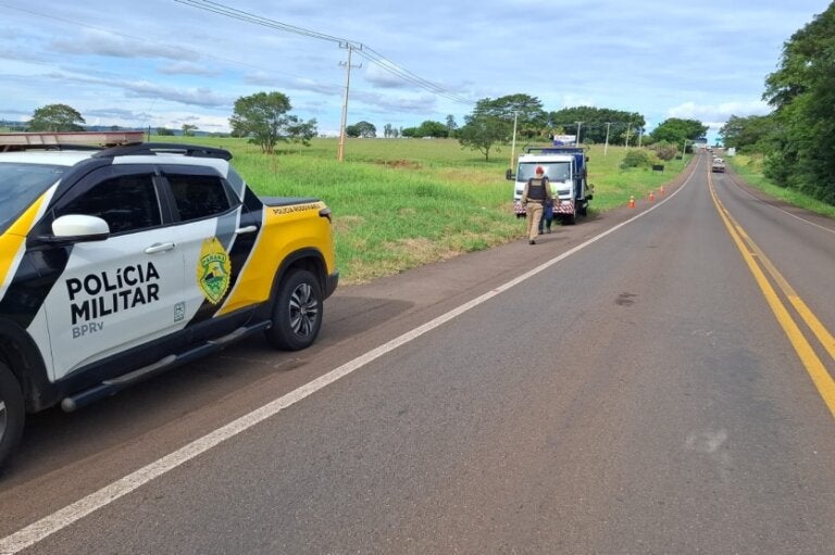 Caminhonete bate em placa de sinalização na PR-323, em Perobal, e motorista fica ferido