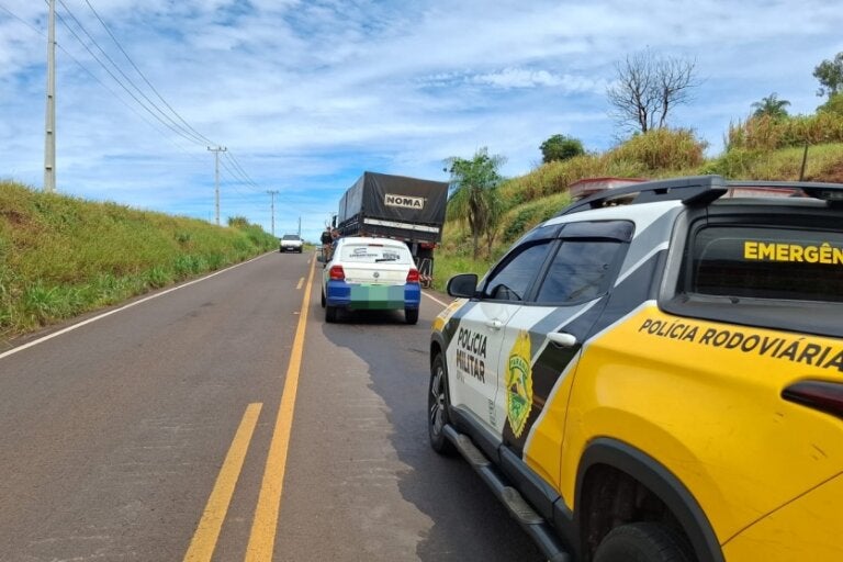 Eixo cai de caminhão e atinge automóvel que seguia na PR-580, em Umuarama