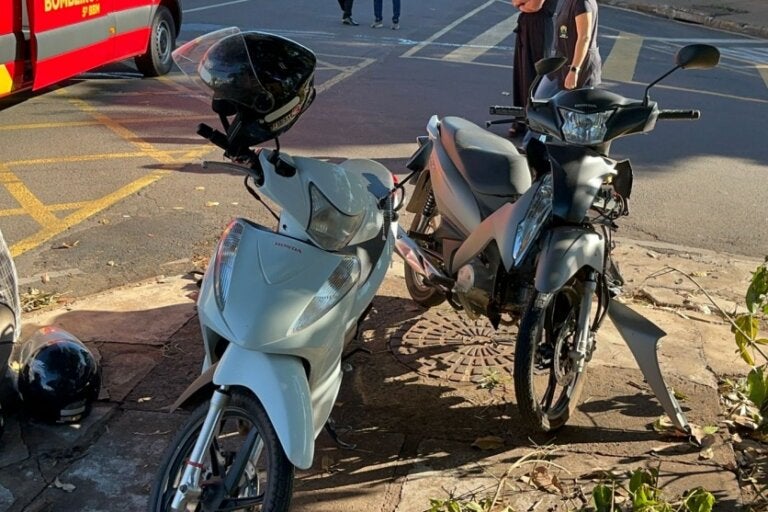 Colisão entre motonetas Biz deixa três feridos na avenida Portugal, em Umuarama