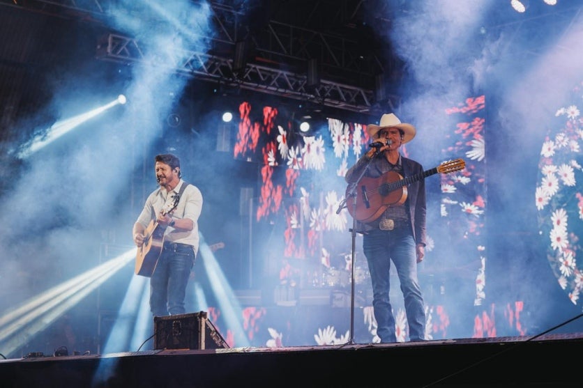 Noite de emoções toma conta da Expo Umuarama durante show de Jads e Jadson