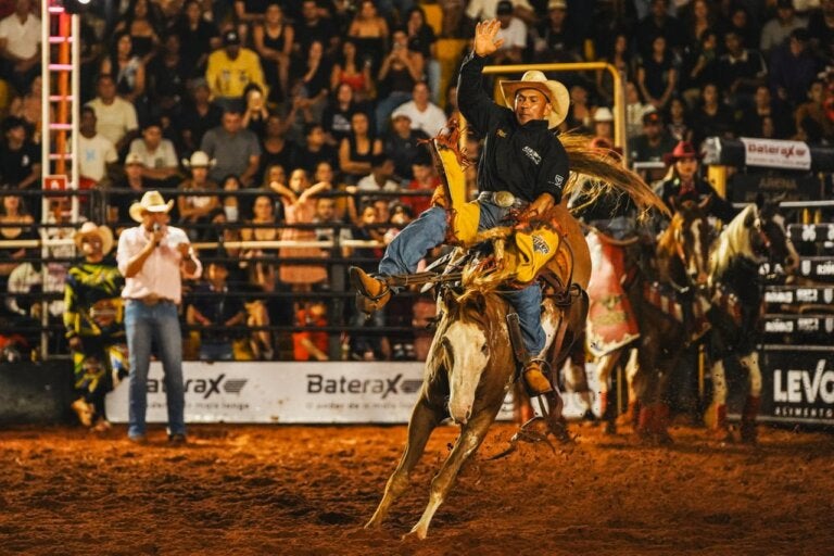 Com rodeio de alto nível e show musical, Expo Umuarama tem dia histórico