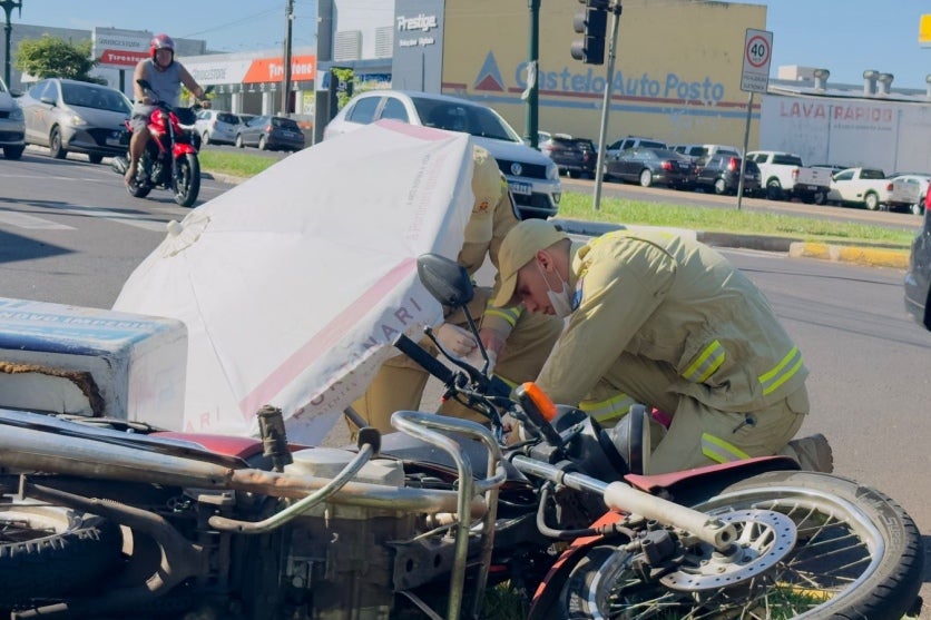 Motociclista colide em carro ao tentar ultrapassar pela direita em cruzamento de Umuarama