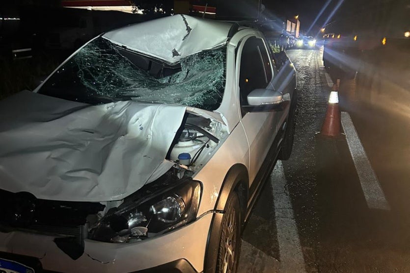 Caminhoneiro é atropelado na BR-277 ao voltar com galão de diesel para caminhão