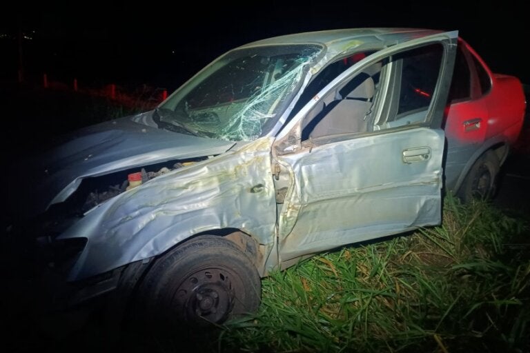 Colisão contra porteira deixa motorista ferido na Estrada Dias