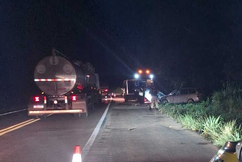 Condutor perde o controle, sai da pista e capota Corsa na PR-323, em Tuneiras do Oeste