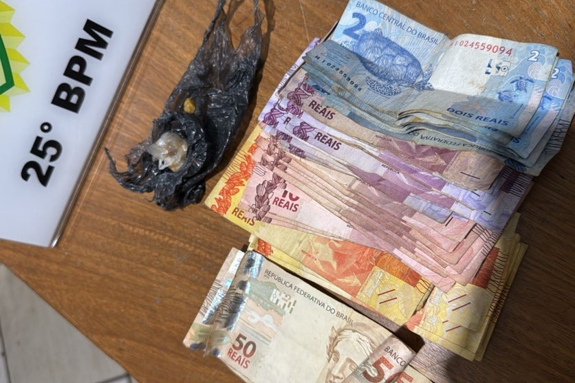 Patrulhamento na Praça Santos Dumont resulta em prisão de homem com porções de crack