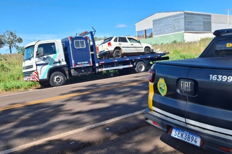 Invasão de pista contrária resulta em colisão lateral com dois feridos na PR-323 em Perobal