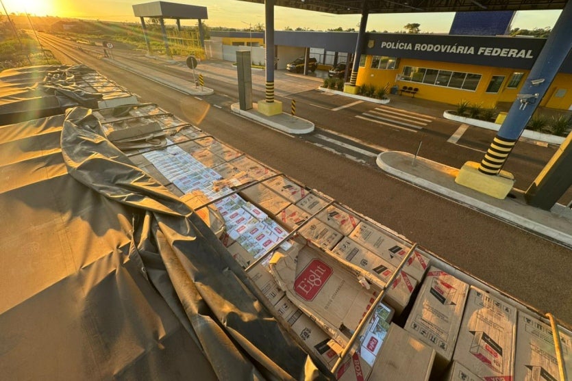 PRF apreende 600 mil maços de cigarros contrabandeados em carreta na BR-487