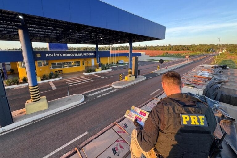 PRF apreende 600 mil maços de cigarros contrabandeados em carreta na BR-487