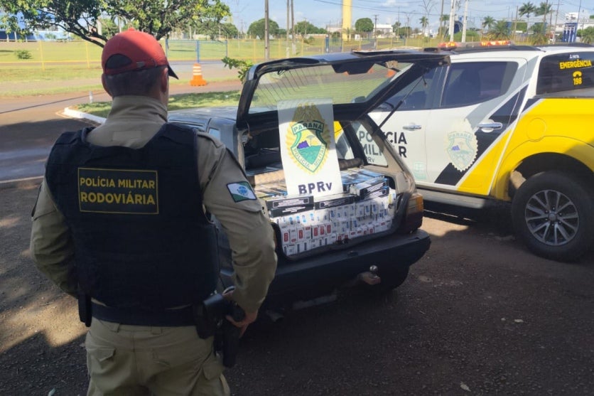 Condutor foge a pé por milharal e abandona Uno lotado com cigarros, em Assis Chateaubriand