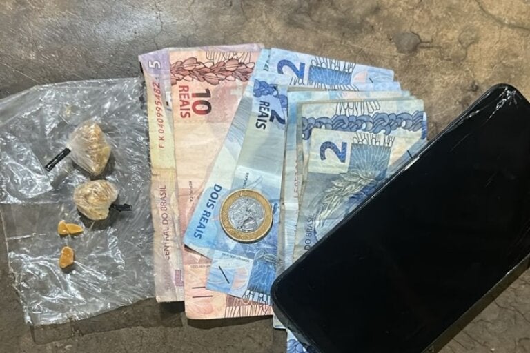 Homem é preso na Praça da Bíblia com pedras de crack e dinheiro trocado