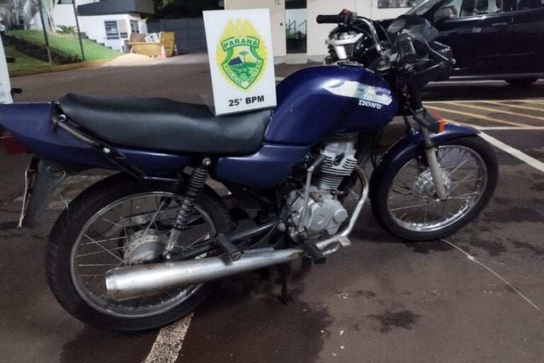 Motocicleta furtada é recuperada pela PM na Praça Tamoio, em Umuarama