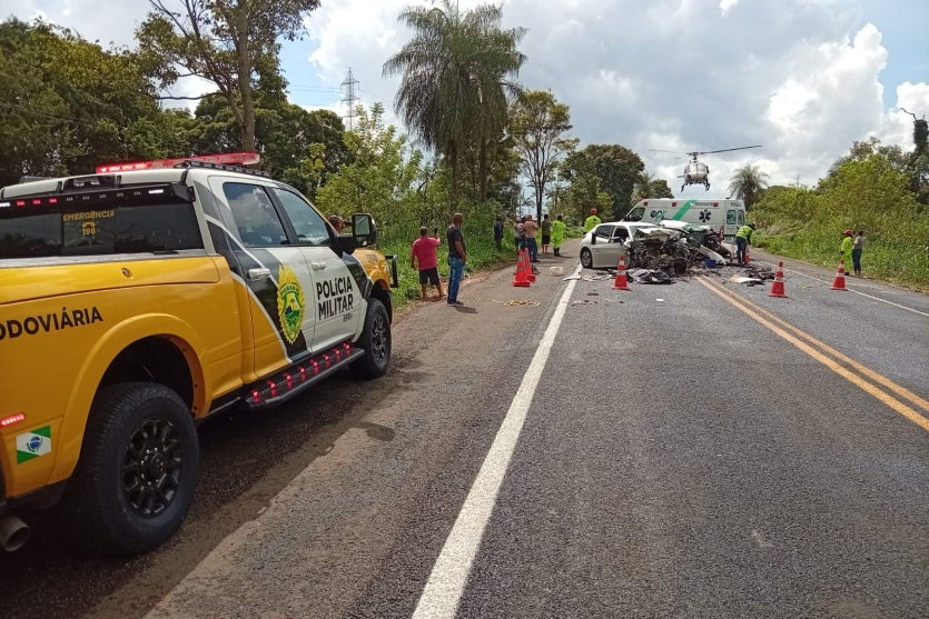 Duas pessoas morrem em colisão frontal de automóveis na PR-182