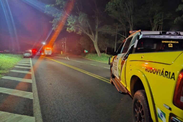 Colisão transversal entre moto e carro resulta na morte de idosa na PR-317