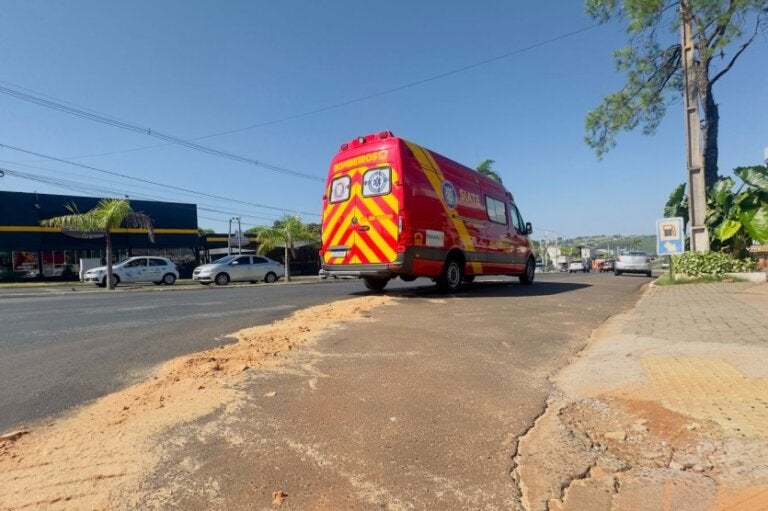 Motociclista escorrega em óleo e fica ferido após queda em Umuarama