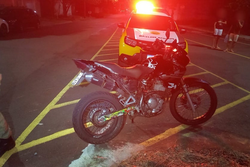 Motociclista sem habilitação sofre fratura exposta em colisão transversal em Umuarama