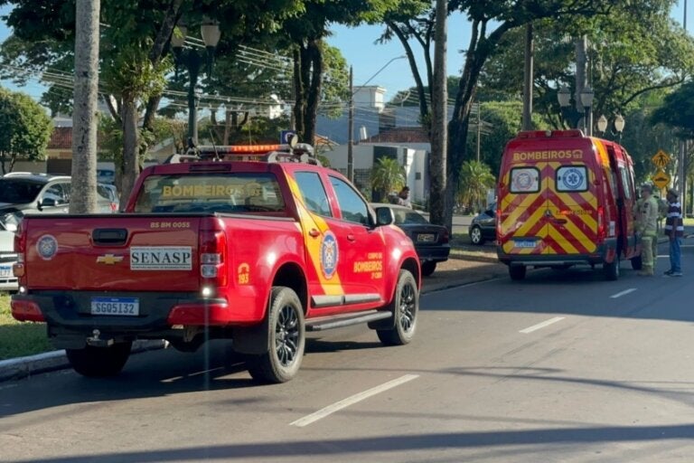 Motociclista é atingida na traseira e derrubada por automóvel na Av. Tiradentes, em Umuarama