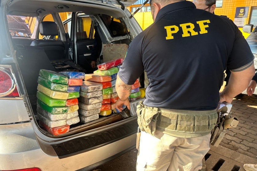 Mãe e filho são presos com 70 kg de drogas após abordagem da PRF em Ubiratã