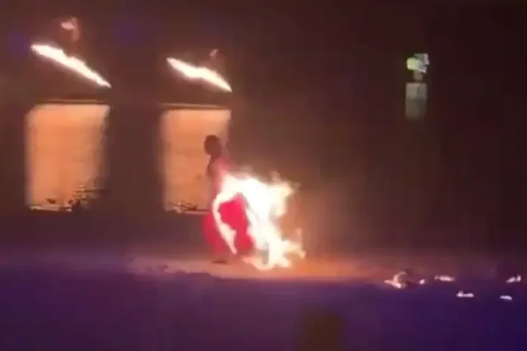 Dançarina ‘pega fogo’ durante apresentação e corre para rio para sobreviver; vídeo