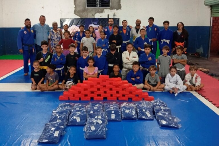 Quimonos para projeto de jiu-jitsu são entregues a crianças no Parque Industrial