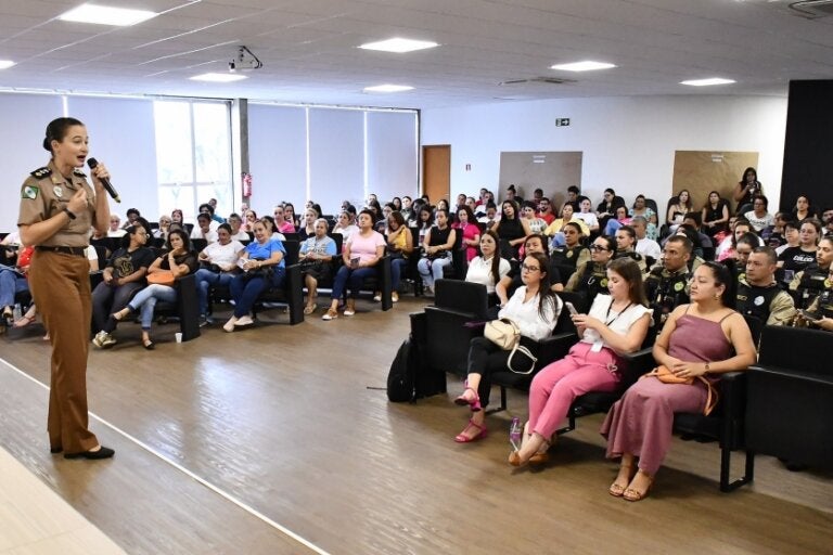Palestra sobre violência doméstica reúne profissionais e comunidade em Umuarama