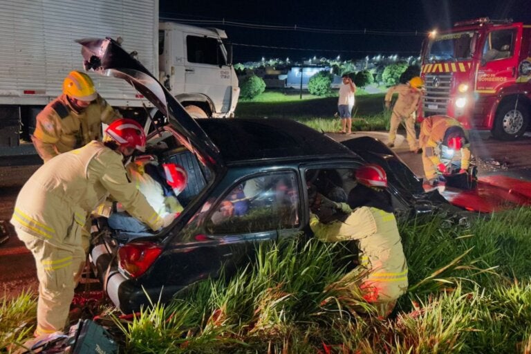Violento acidente deixa motorista preso no carro na Estrada Bonfim, em Umuarama; vídeo