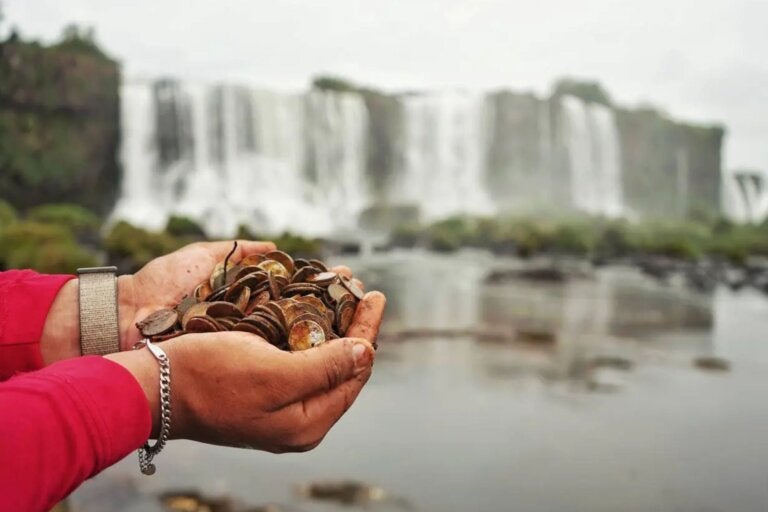 Parque do Iguaçu retira quase 400 kg de moedas do rio em ação de limpeza nas Cataratas