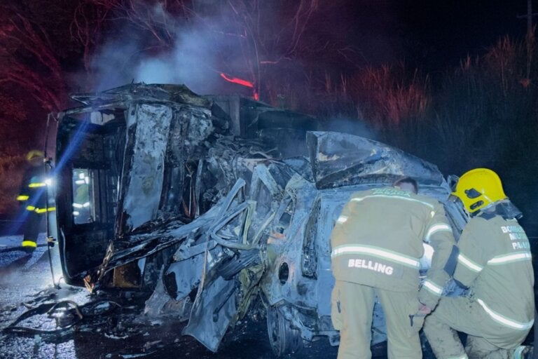 Colisão entre carro e caminhão provoca incêndio, e motorista morre carbonizado na PR-323; vídeo