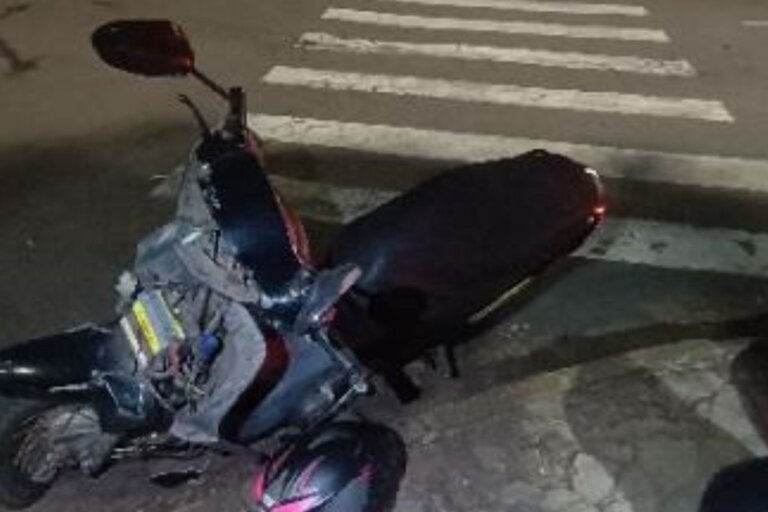 Adolescente sem habilitação se envolve em acidente com moto em Umuarama