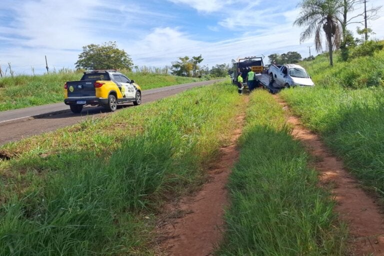 Motorista fica ferido após capotamento na PR-323, em Cruzeiro do Oeste
