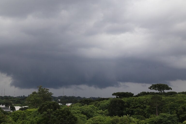 Inmet emite alertas amarelo e laranja para tempestades no Paraná neste domingo
