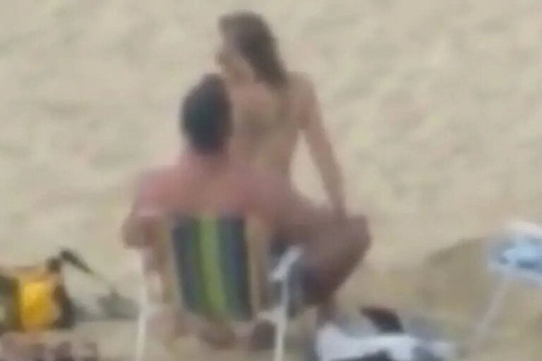 Casal é flagrado em ato sexual em praia e é advertido por bombeiros; vídeo