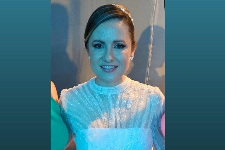 Médica de Umuarama, Renata Acácio Vitorino, vestida de noiva, posando para foto