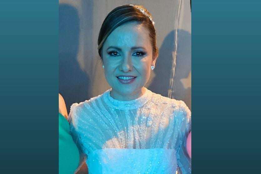 Médica de Umuarama, Renata Acácio Vitorino, vestida de noiva, posando para foto