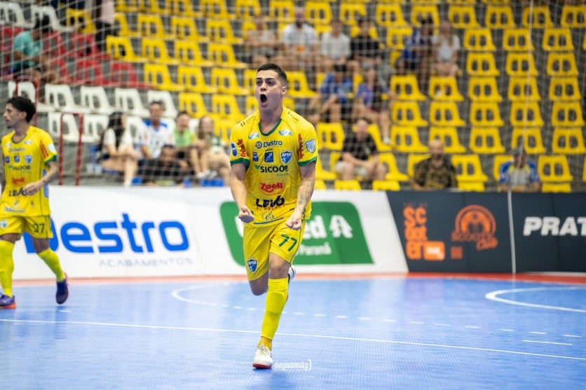 Jogador do Afsu comemorando gol contra o Cascavel em partida no Ginásio Amário Vieira da Costa.