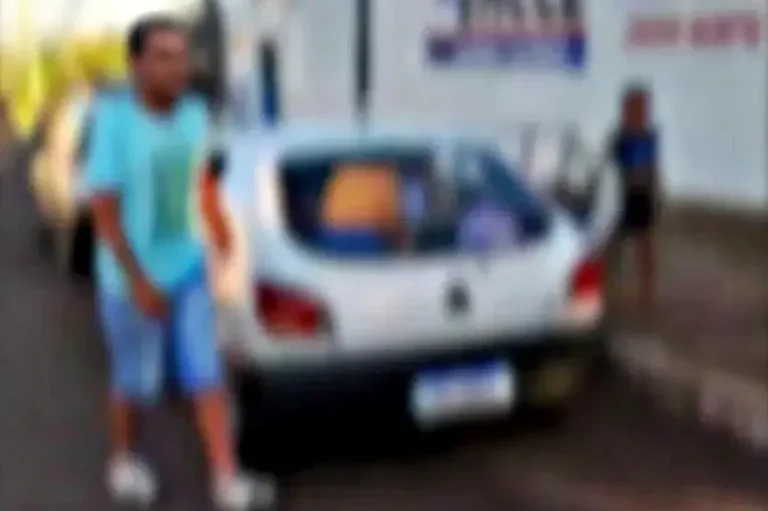 Agentes flagram 11 pessoas dentro de Fiesta; havia crianças no porta-malas; com vídeo